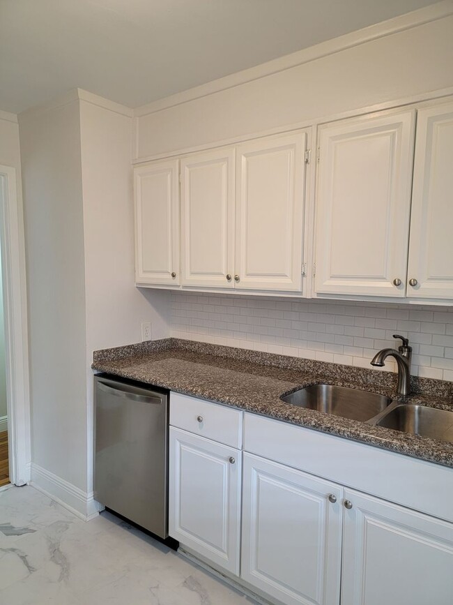 Building Photo - Beautiful cottage in East Hill area!