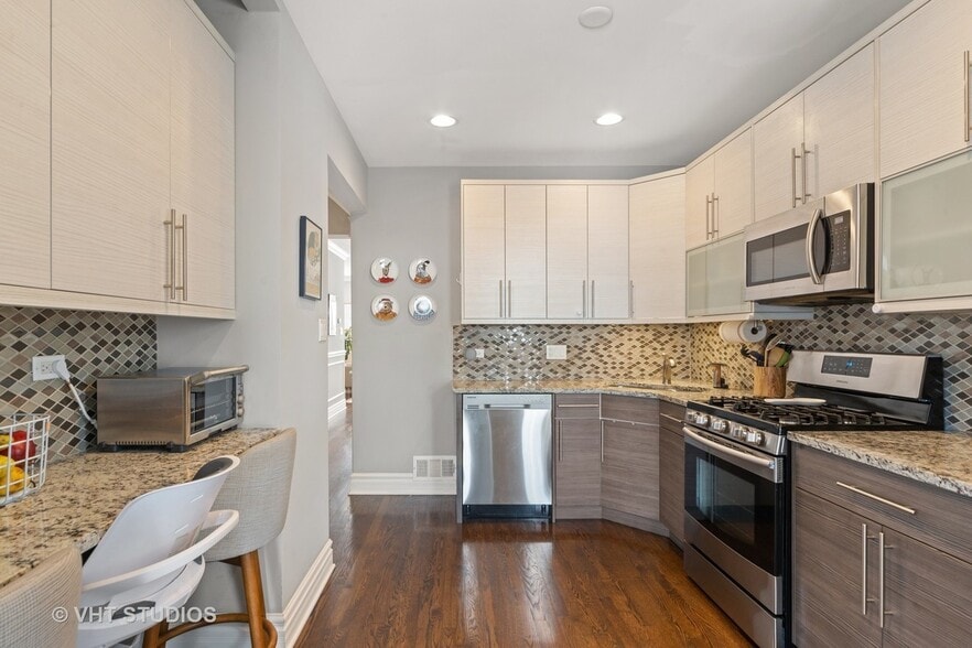 Building Photo - 3018 N Kostner Ave