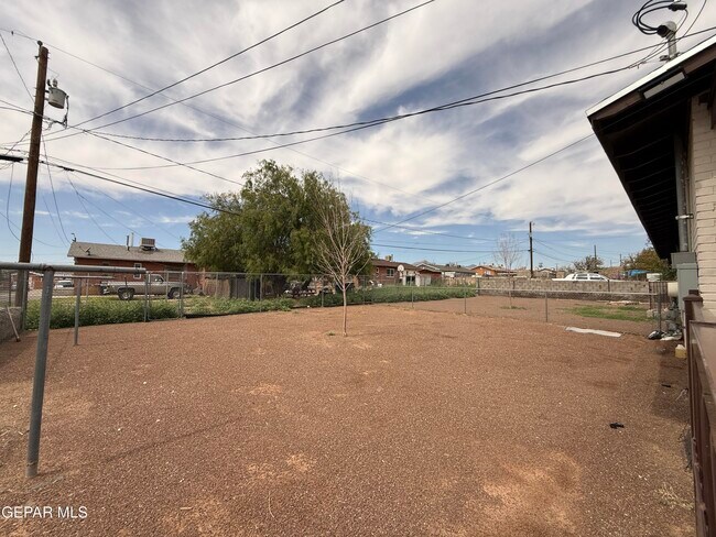 Building Photo - 1109 Huckleberry St