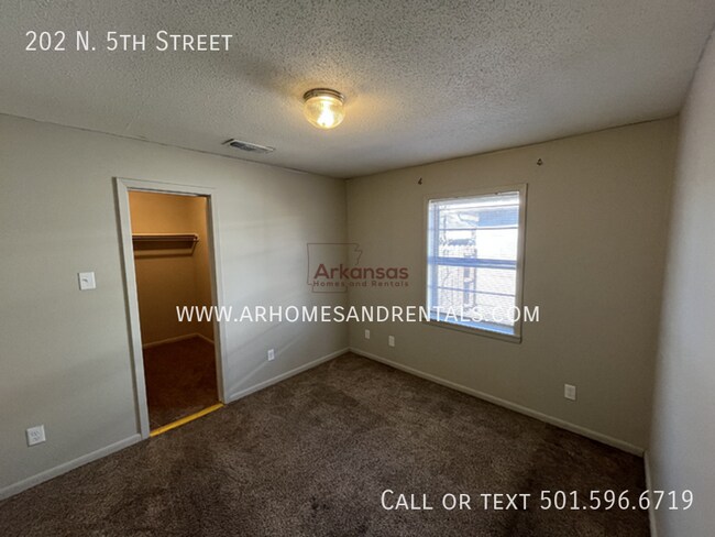 Building Photo - 202 N 5th St