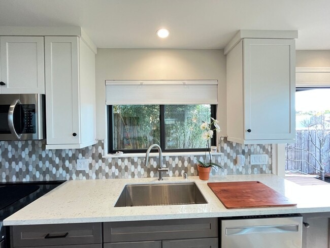 Building Photo - Exceptional Luxury One Bedroom Fully Furnished - Morro Bay w/Views