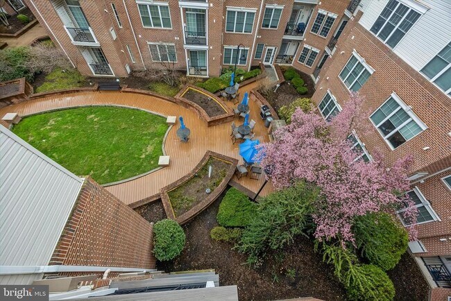 Building Photo - 200 W Elm St