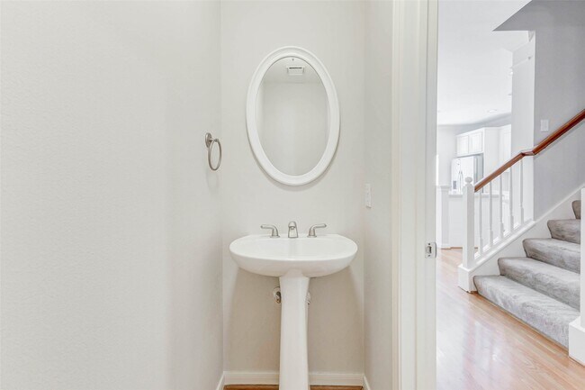 Building Photo - 30 Waugh Dr