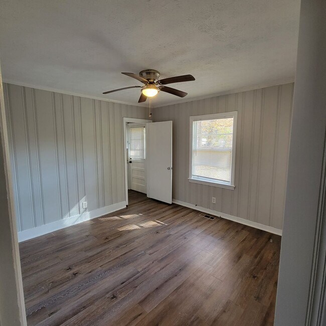 Building Photo - Roomy Cute Brick Ranch