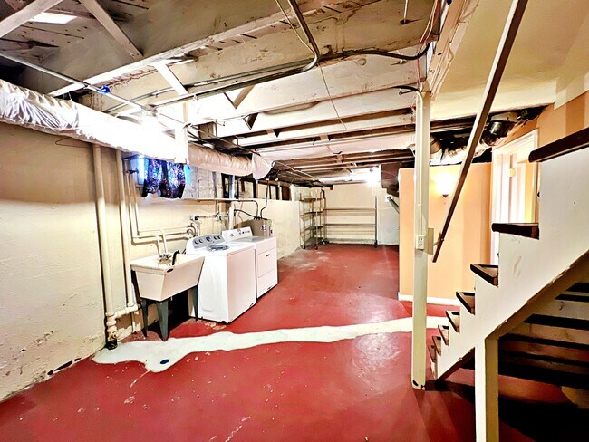 Building Photo - 6309 NE Broadway