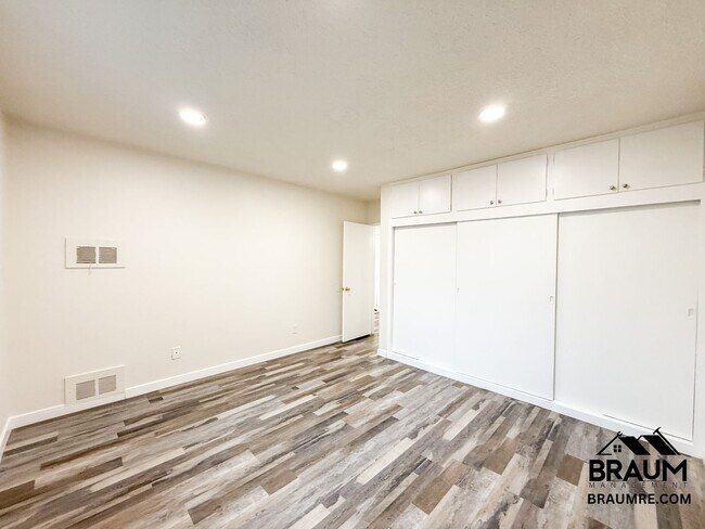 Building Photo - 5131 Buffalo Ave