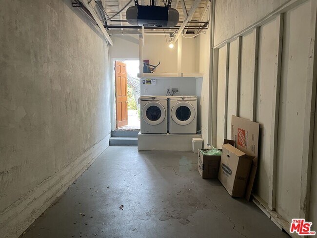 Building Photo - 3227 Bennett Dr