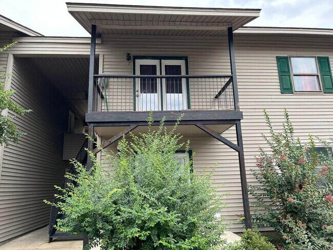 Building Photo - 2 Bedroom 1 Bath Condo Style Apartment
