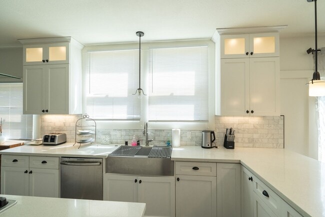 Building Photo - 6407 Dix St