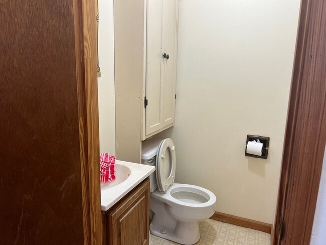 Building Photo - 2 bedroom, 1.5full bath House for rent on ...