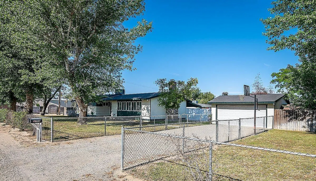 Building Photo - Beautiful Ranch Style House with pool