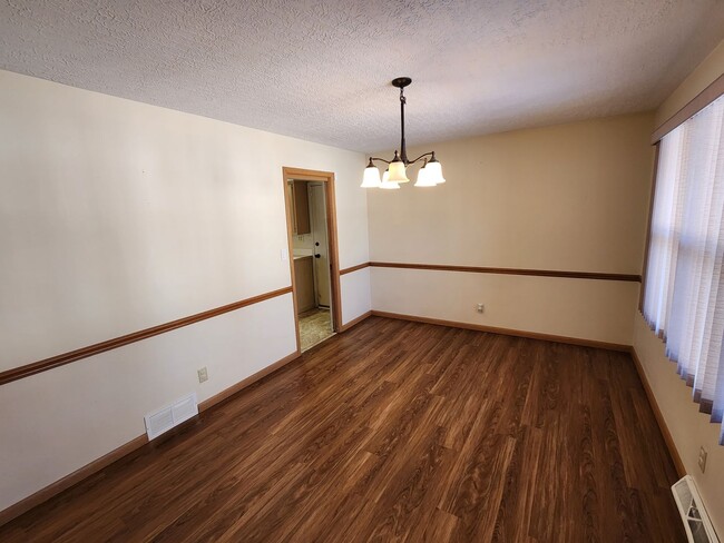 Building Photo - 3 Bedroom 2 Bath House in Rock Island