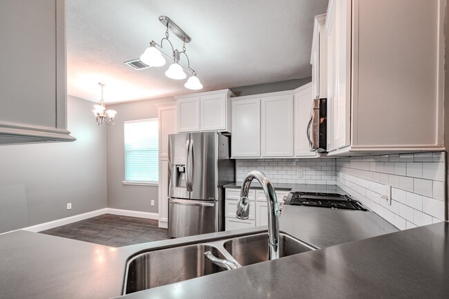 Building Photo - 8515 Holly Spring Ln