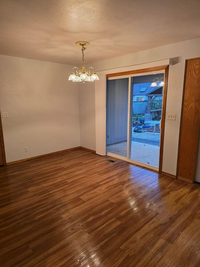 Building Photo - 2 Bedroom in Excellent Location!