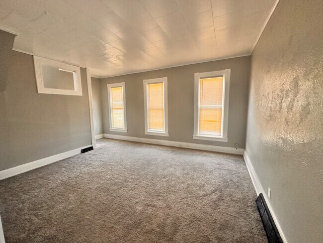 Building Photo - 573 Milton St