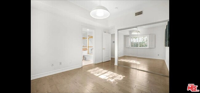 Building Photo - 9848 Vidor Dr