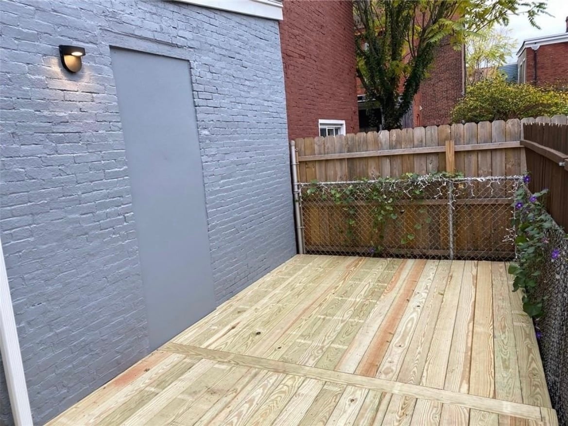 Back deck/patio - 1721 Sarah St