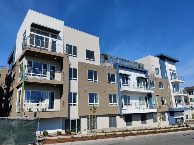 Building Photo - 241 Llano De Los Robles Ave
