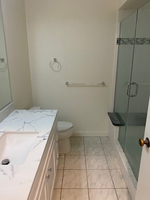 guest bathroom with large walk in shower/bench - 575 Esplanade