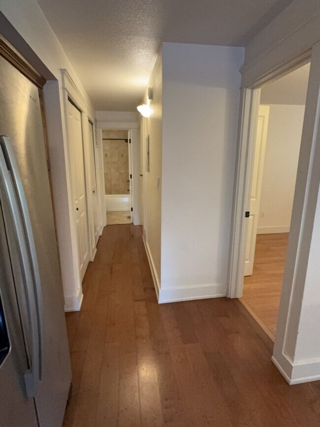 Building Photo - Location! Location! 2bd 1 ba Condo mere bl...