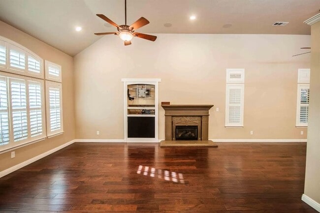 Building Photo - 1838 E Shea Dr