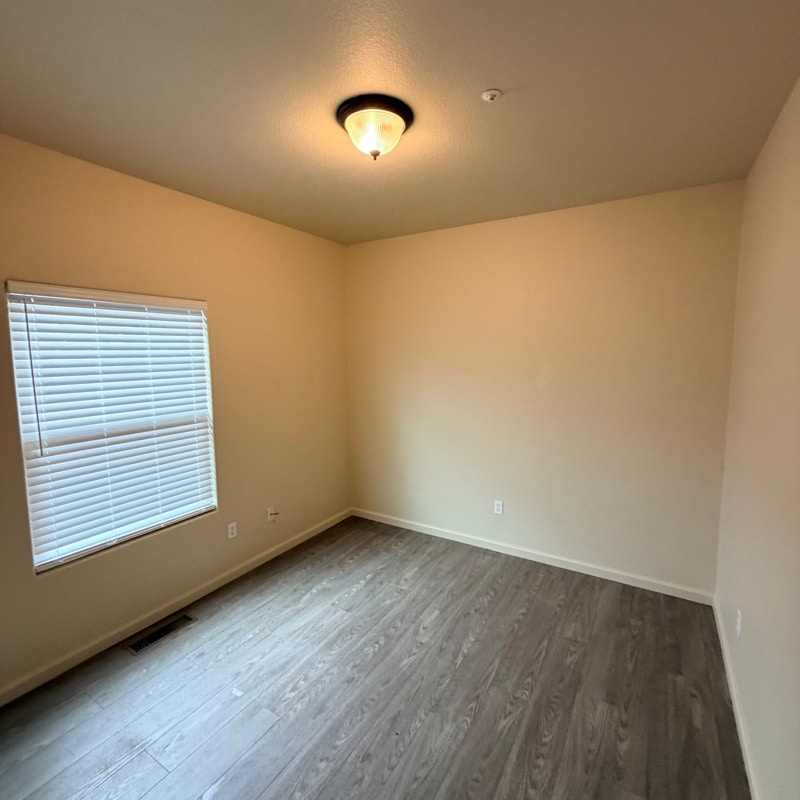 Building Photo - 412 N Cloverdale Blvd