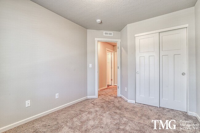 Building Photo - 3 Bedroom, 2.5 Bath Townhome In Ridgefield!