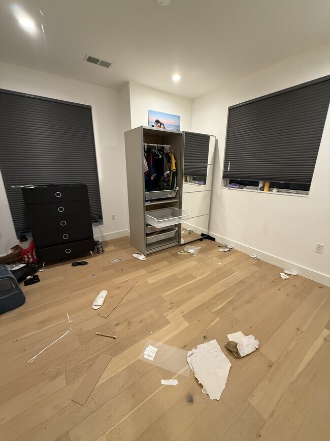 Building Photo - 946 Saratoga St