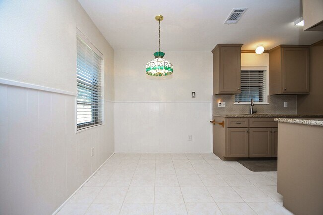 Building Photo - 2515 Valleyfield Dr