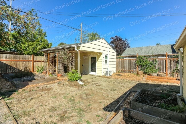 Building Photo - 5527 SE 71st Ave