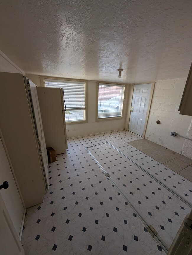 Building Photo - 207 E 100 N