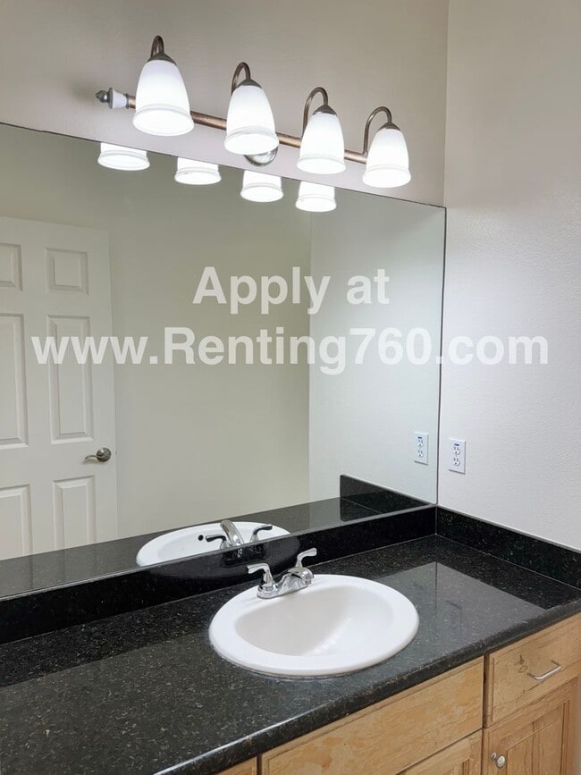 Building Photo - Spacious 3 Bed 2 Bath Home!