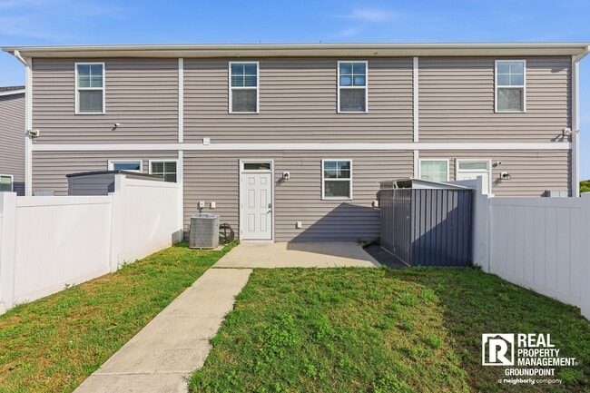 Building Photo - Oversized Kitchen + Near Park Circle Location | 2BR Townhome