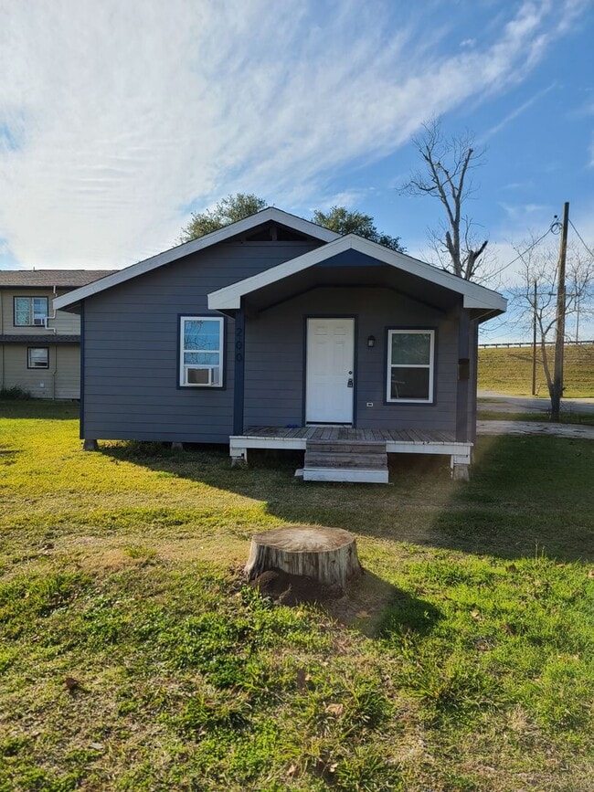 Building Photo - 2/1 Available Now