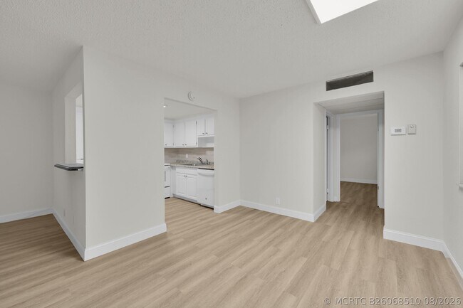 Building Photo - 146 Saxony D