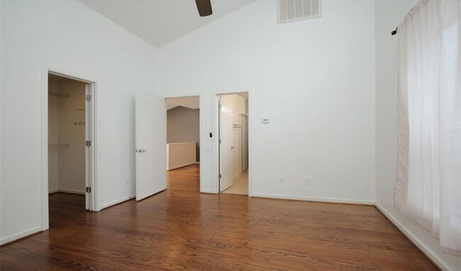 Building Photo - Modern 2/2 Townhome