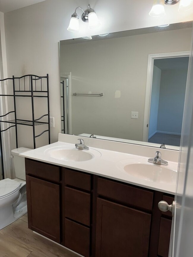 Building Photo - Price & Location!