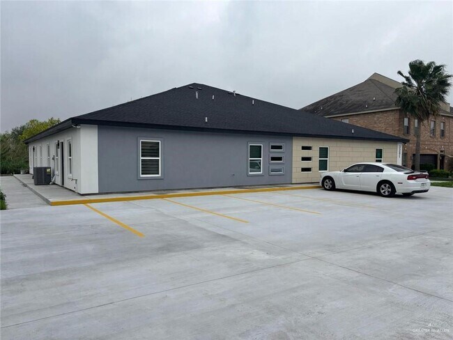 Building Photo - 3201 S 6th Ln