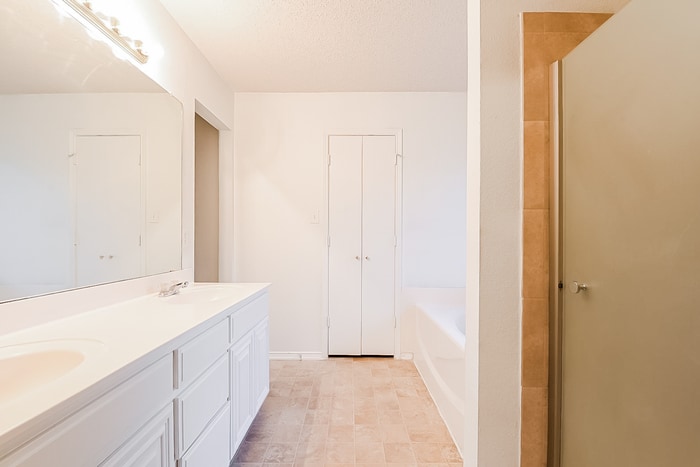 Building Photo - 616 White Swan Dr