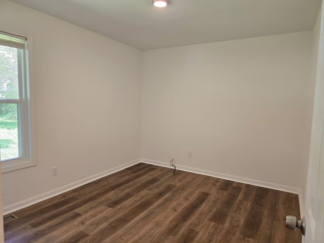 Building Photo - Renovated 3 bed 1.5 bath home located in M...