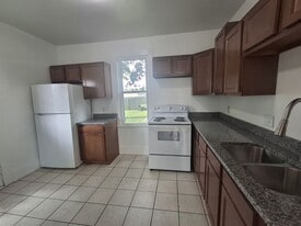 Building Photo - 405 Andover St