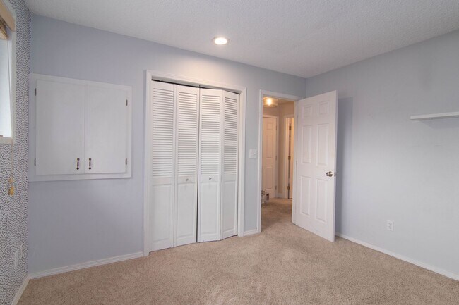 Building Photo - 4 Bed 3 Bath North Side Home nearly 2400 s...