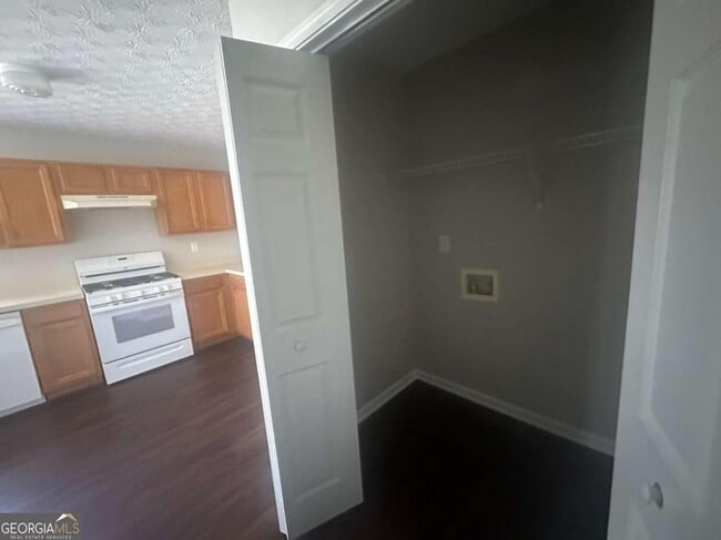 Building Photo - 6110 Flagstaf Walk