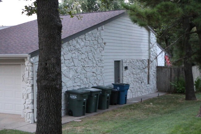 Building Photo - 1925 Bunting Ct