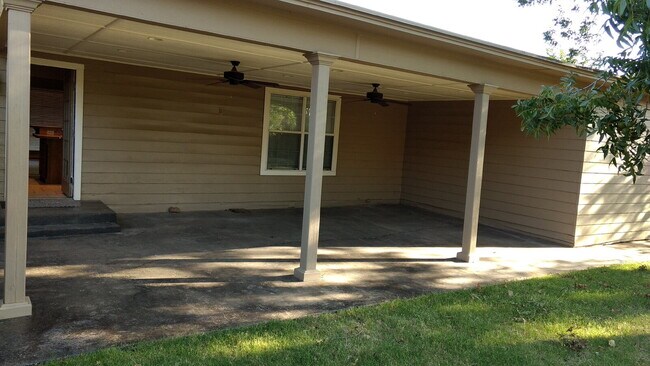 Building Photo - 3/2/2 open space concept in Tech Terrace.Large backyard