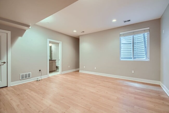 Building Photo - Urban Living - 4 Bedroom Jefferson Park Home Near Mile High Stadium