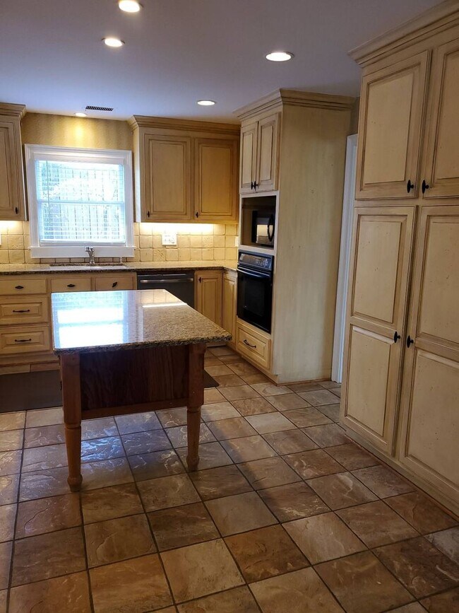 Building Photo - Spacious home in the Augusta Road Community - Lawn care included!