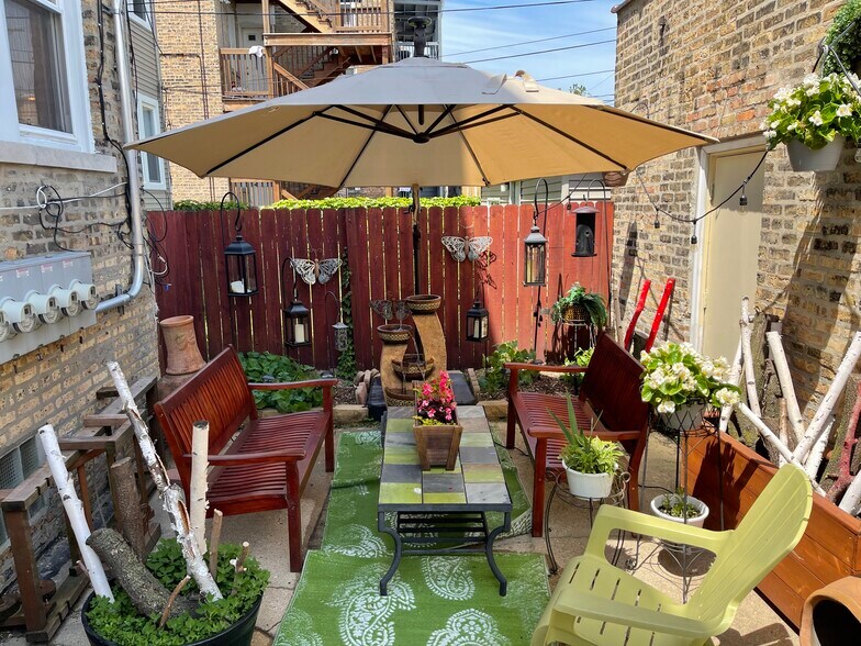 Backyard for small gathering in day light - 6423 N Claremont Ave