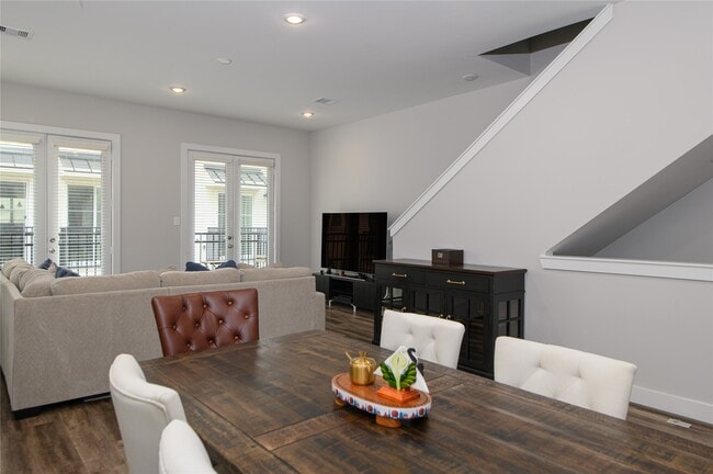 Building Photo - 1274 N Post Oak Rd