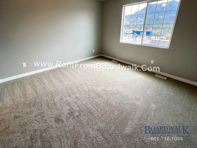 Building Photo - Modern Town Home in Highland!